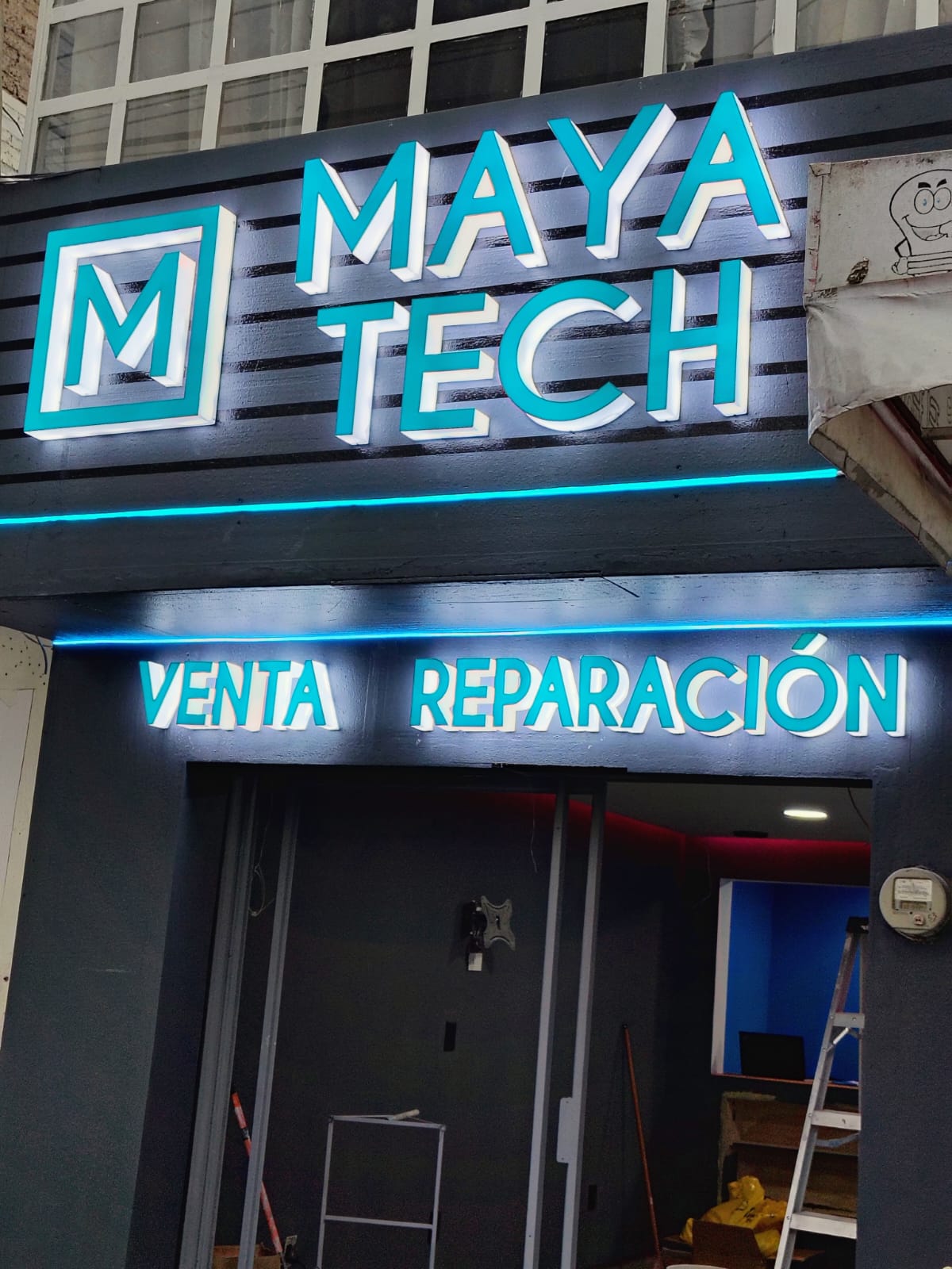 letrero luminoso maya tech